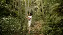 Seorang pegawai memilih bambu yang berisi alkohol di Hutan Yibin, China pada 30 Juli 2016. Pabrik Chen Chao menyuntikkan minuman produksinya ke dalam batang bambu yang tengah tumbuh sebelum dinikmati pada beberapa bulan kemudian. (AFP Photo/Fred Dufour)