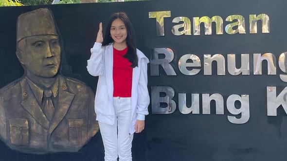 Shanna Shannon berhasil mencuri perhatian dengan suara merdunya yang bikin takjub. Selain itu, ia juga memiliki paras yang cantik. Perempuan 16 tahun ini kerap menampilkan OOTD bernuansa merah putih saat mengunjungi wisata bersejarah. (Liputan6.com/IG/shannashannonsiswanto)