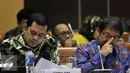 Menkominfo Rudiantara (kanan) bersama Ketua KPI Pusat, Judhariksawan saat mengikuti Rapat Intern Panja RUU tentang Penyiaran dengan Komisi I DPR, Jakarta, Kamis (3/3). Rapat membahas Penyusunan/Perumusan RUU tentang Penyiaran. (Liputan6.com/Johan Tallo)