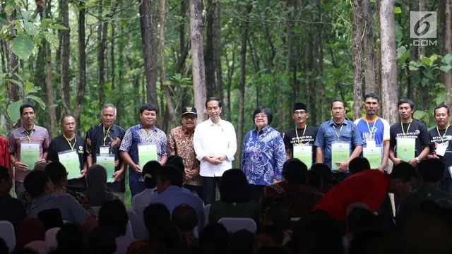 Jokowi Berikan SK IPHPS ke Petani Jawa Timur