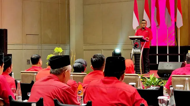 Sekjen PDIP Hasto Kristiyanto pada Rapat Koordinasi Teknis (Rakornis) dan konsolidasi memenangkan Pemilu 2024 Jatim, di Surabaya, Minggu (19/3/2023).