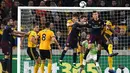 Aksi duel udara Nacho Monreal dan Koscielny pada laga lanjutan Premier League yang berlangsung di Stadion Molineux, Wolverhampton, Kamis (25/4). Arsenal kalah 1-3 kontra Wolves. (AFP/Paul Ellis)