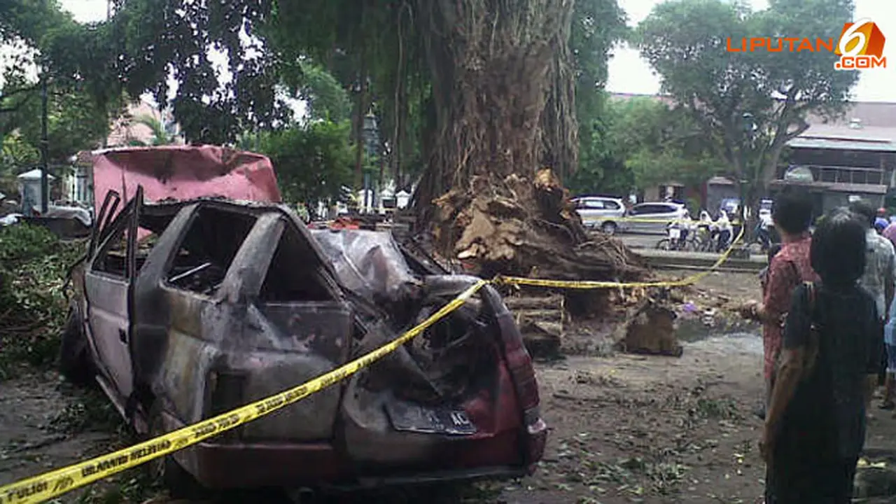 mobil-tertimpa-beringin-140130b.jpg