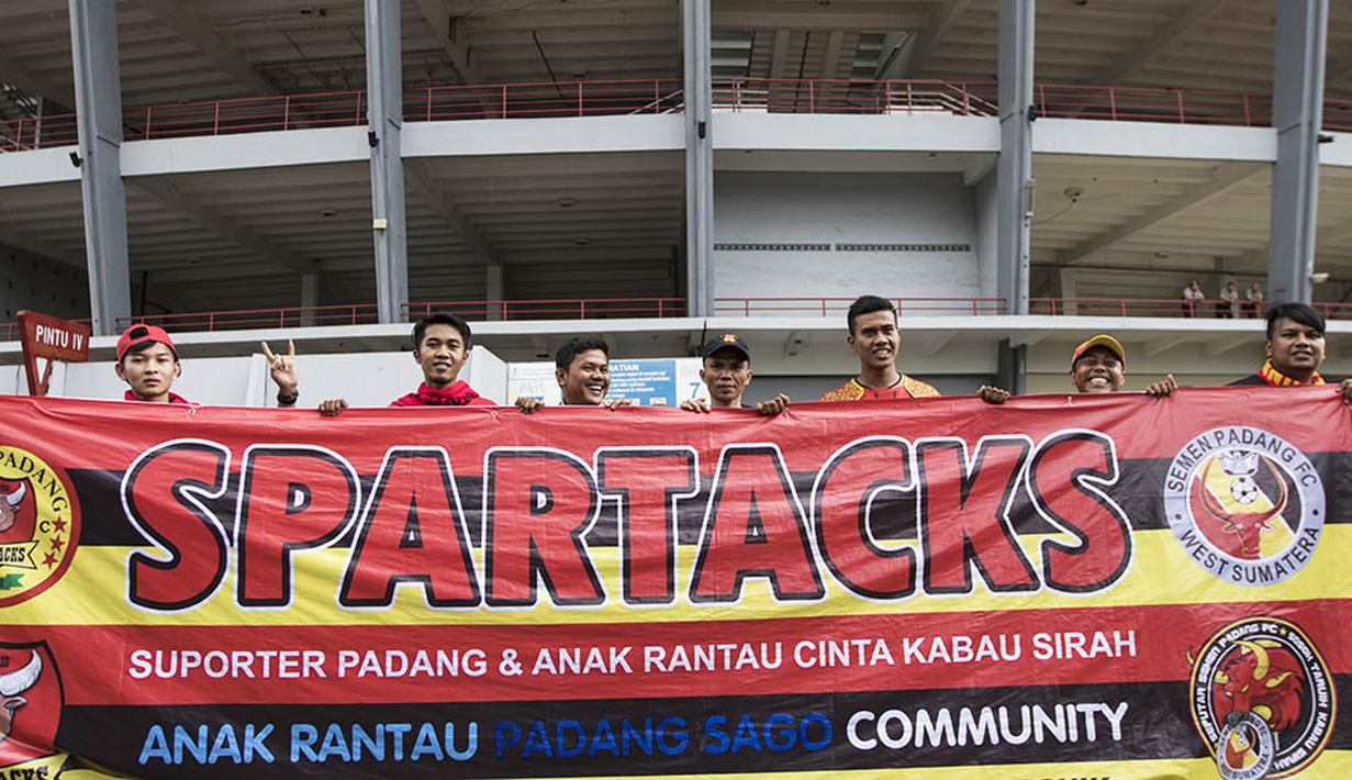 Salah satu kelompok suporter Semen Padang, Spartacks, turut hadir mendukung tim "Kabau Sirah" mengukir sejarah di Stadion Utama Gelora Bung Karno, Jakarta, Minggu (24/1/2016). (Bola.com/Vitalis Yogi Trisna)