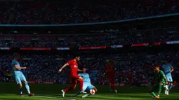 Pemain Liverpool Mohamed Salah (tengah) mengontrol bola saat melawan Manchester City pada pertandingan sepak bola semifinal Piala FA di Stadion Wembley, London, Inggris, 16 April 2022. Liverpool menang 3-2. (Adrian DENNIS/AFP)