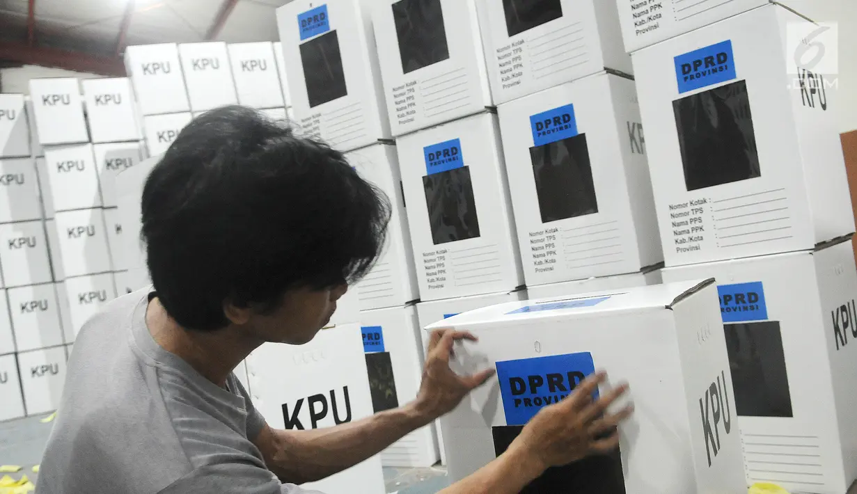 Pekerja menempelkan stiker pada kotak suara Pemilu di kawasan Tugu, Cimanggis, Depok, Jawa Barat, Rabu (13/2). KPU Kota Depok mempersiapkan 27.686 kotak suara untuk didistribusikan ke 5.759 TPS di 11 kecamatan. (Liputan6.com/Herman Zakharia)