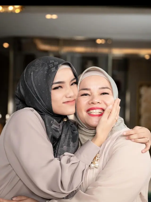 Gaya Hijab Mama Fuji yang Simpel Elegan (Foto: Instagram @fuji_an dan @dewizuhriati)