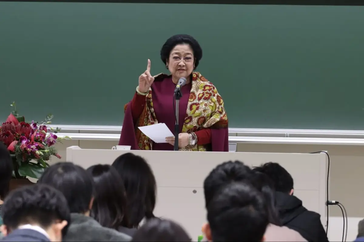 Megawarti Soekarnoputri Menerima Penghargaan Honoris Causa dari Universitas Soka Jepang