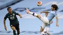 Pemain Manchester City, David Silva, mengontrol bola saat melawan Burnley pada laga Premier League di Stadion Etihad, Senin (22/6/2020). Manchester City menang 5-0 atas Burnley. (AP/Shaun Botterill)