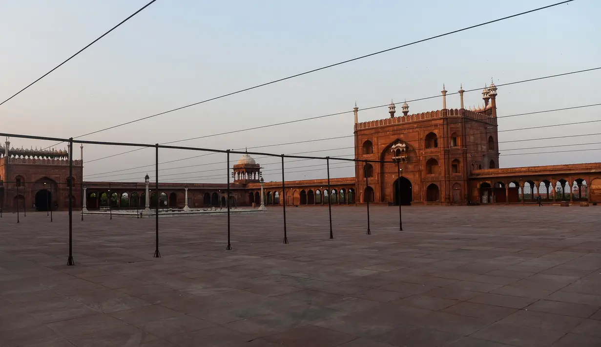 Masjid Jama terlihat pada bulan suci Ramadan di bawah penerapan lockdown untuk menekan penyebaran virus corona di New Delhi, 25 April 2020. Masjid terbesar di India itu selalu ramai dipenuhi dipenuhi Umat Muslim saat datangnya Ramadan namun, kini terlihat sepi imbas Covid-19. (Sajjad HUSSAIN/AFP)