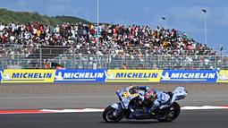 Pembalap tim BK8 Gresini Racing,  Fermin Aldeguer berlaga pada balapan MotoGP Indonesia 2025 di Sirkuit Mandalika, Lombok, pada Minggu (5/10/2025). (AFP/Sonny Tumbelaka). (AFP/Sonny Tumbelaka).