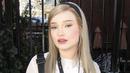 Petras kembali tampil dengan makeup minimalis, mengenakan eyeshadow keemasan, blushon pink, dan lipstik tipis pink.  (@kimpetras)