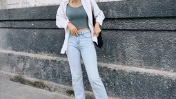 Celana jeans biru cerah sukses membuat penampilan Asha makin kece. Sesuai dengan nuansa cerah di langit kota Batavia. (Liputan6.com/IG/@asha.assuncao).
