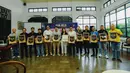 CEO PSIM Yogyakarta, Liana Tasno (tengah) didampingi Manager Sponsorship dan Komersial PSIM Yogyakarta, Yusuf Natanegara berfoto bersama para perwakilan sponsor dalam acara peluncuran deretan sponsor PSIM Yogyakarta untuk musim 2024/2025 di Ndalem Poenakawan, Yogyakarta, Jumat (23/8/2024). (Bola.com/Ana Dewi)