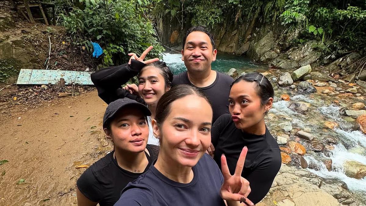 6 Potret Seru Abigail Cantika Bersama Enzy Storia hingga Febby Rastanty Asyik Main ke Curug