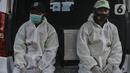 Tim medis mengenakan baju hazmat saat menunggu antrean pemakaman di TPU Pondok Ranggon, Jakarta, Kamis (24/9/2020). Jumlah kumulatif kasus Covid-19 di Indonesia mencapai 262.022 orang per Kamis (24/9) dengan 191.853 orang dinyatakan sembuh dan 10.105 orang meninggal dunia (merdeka.com/Iqbal Nugroho)