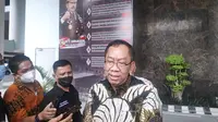 Asisten Intelijen Kejati Riau Raharjo Budi Kisnanto memberi keterangan terkait dugaan pemerasan Bupati Kuansing oleh oknum di Kejari Kuansing. (Liputan6.com/M Syukur)