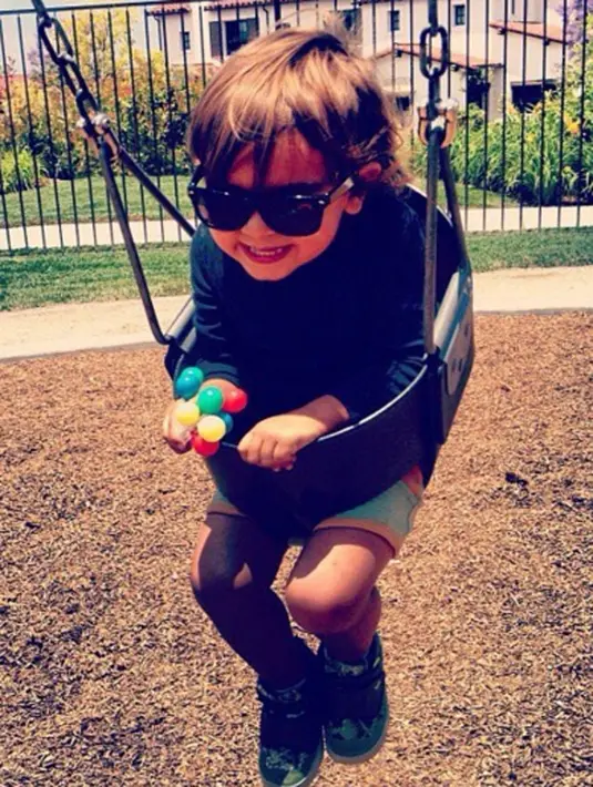 Mason Disick adalah anak dari sepasang kekasih Kourtney dan Scott Disick. Tampil keren layaknya sosialita, Maso berhasil bikin gemas paparazi. (viainstagram@officialmashondash/Bintang.com)