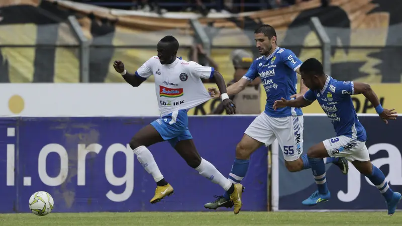 FOTO: Sempat Tertinggal, Arema Bangkit Imbangi Persib di Bandung