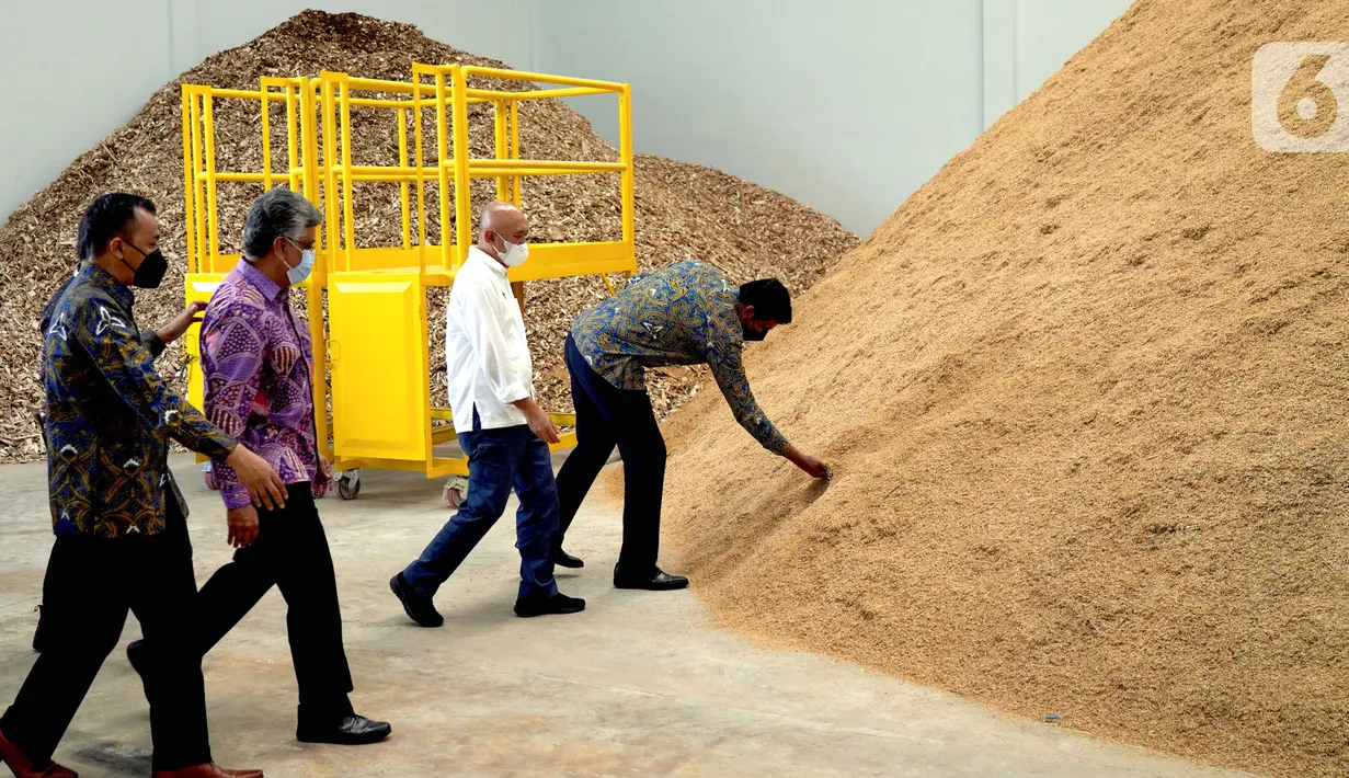 Menteri Koperasi dan UKM Teten Masduki (kedua kanan), Presiden Direktur PT Nestlé Indonesia, Ganesan Ampalavanar (kanan), dan Presiden Direktur BECIS, Jawahar Harinarayanan (kedua kiri) mengunjungi area Instalasi Boiler Biomassa PT Nestlé Indonesia di Pabrik Nestlé Karawang, Jawa Barat, Selasa (07/06/2022). Nestlé Indonesia berinvestasi dalam penggunaan Boiler Biomassa yang mengolah sekam padi untuk menghasilkan uap yang menggantikan LNG di Pabrik Nestlé Karawang untuk mencapai emisi net zero pada 2050. (Liputan6.com/HO/ID)
