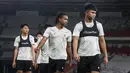Pemain Timnas Indonesia U-22, Hokky Caraka (kanan) dan Ronaldo Kwateh melakukan latihan resmi menjelang pertandingan uji coba internasional melawan Timnas Lebanon U-22 di Stadion Utama Gelora Bung Karno (SUGBK), Senayan, Jakarta, Kamis (13/04/2023). Laga tersebut rencananya akan berlangsung pada Jumat (14/04/2023) sebagai bagian dari persiapan SEA Games 2023 di Kamboja. (Bola.com/Bagaskara Lazuardi)