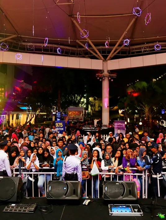 Konser 3 Generasi pun berlangsung meriah, dengan penampilan Adelinne Laipan pemenang ajang Vidio.com music battle. Adelinne menyanyikan single dari Rizky Febian yang bertajuk 'Kesempurnaan Cinta'. (Adrian Putra/Bintang.com)