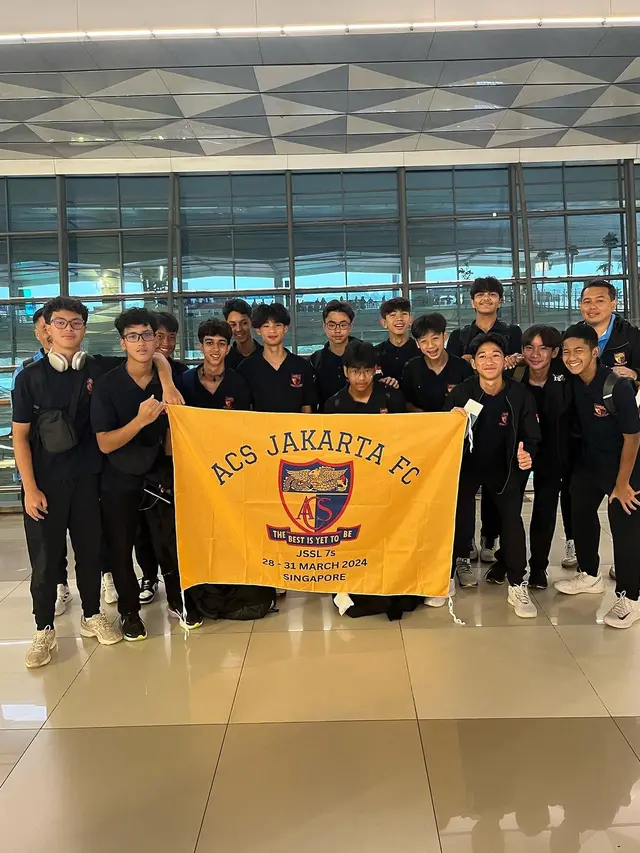 Potret Keanu dan tim ACS Jakarta FC (Sumber: Instagram/@angelinasondakh09)