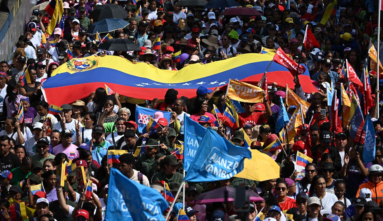 Sebelumnya, Presiden Venezuela, Nicolas Maduro, ditangkap oleh pasukan khusus Amerika Serikat dalam sebuah operasi militer kilat di Caracas pada Sabtu 3 Januari 2026 dini hari waktu setempat. Tampak dalam foto, orang-orang menghadiri unjuk rasa dukungan untuk mantan Presiden Venezuela Nicolas Maduro dan istrinya Cilia Flores di Caracas pada 6 Januari 2026. (Federico PARRA/AFP)