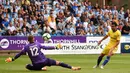 Gelandang Chelsea, Pedro, mencetak gol ke gawang Huddersfield Town pada laga Premier League di Stadion John Smith's, Sabtu (11/8/2018). Chelsea menang 3-0 atas Huddersfield Town. (AFP/Oli Scarff)