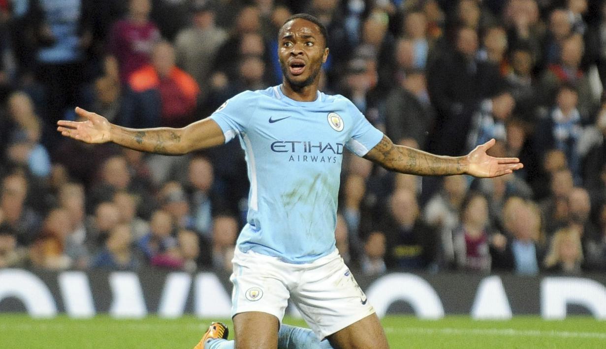 Raheem Sterling menyumbangkan satu gol saat melawan Stoke City pada laga Premier League di Etihad Stadium, Manchester, (14/10/2017). manchester City menang 7-2. (AP/Rui Vieira, File)