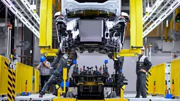Pekerja merakit mobil di pabrik VinFast, Haiphong, Vietnam, Jumat (14/6/2019). VinFast mengalami debut dunia di Paris Motor Show 2018. (Manan VATSYAYANA/AFP)