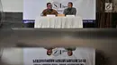 Peneliti LSI Denny JA, Ardian Sopa (kanan) didampingi Rully Akbar memaparkan hasil survei bertajuk "Yang Juara dan Yang Terhempas: Pertarungan Partai Politik 2019" di Kantor LSI, Jakarta, Selasa (8/1). (Merdeka.com/Iqbal S. Nugroho)