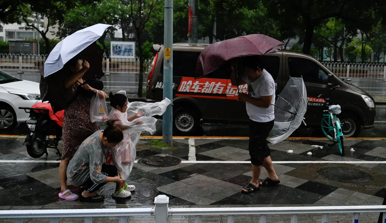 Provinsi Hebei dan Shandong juga termasuk di antara mereka yang terkena dampaknya, kantor berita pemerintah China Xinhua melaporkan pada hari Sabtu. (Pedro PARDO / AFP)