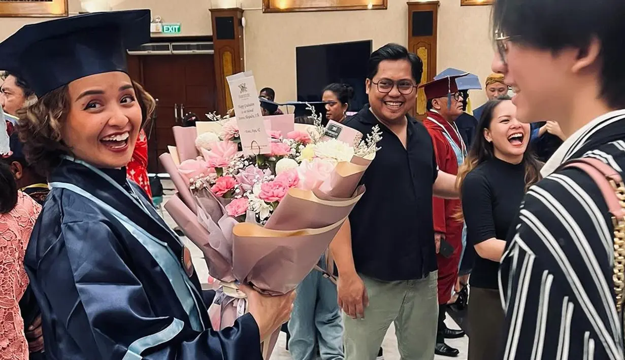Kebahagiaan Joanna juga bertambah saat keluarganya hadir memberikan selamat. Istri mendiang Raditya Oloan itu menerima buket bunga dari Zuzu, putranya. Momen wisuda kali ini pun menjadi salah satu yang tak terduga. Di mana dalam prosesnya, Joanna menemukan cinta serta kehadiran-Nya. (Liputan6.com/IG/@joannaalexandra)