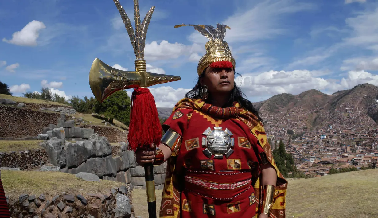 Aktor David Ancca bersiap sebelum mengikuti ritual Inca "Inti Raymi" di reruntuhan Saqsaywaman di Cuzco, Peru (24/6). Menurut tradisi kuno, festival ini dilakukan untuk merayakan kelahiran kembali Apu Inti. (AP/Martin Mejia)