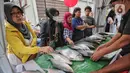 Warga saat membeli ikan bandeng di Festival Bandeng Rawa Belong, Jakarta, Selasa (28/1/2025). (Liputan6.com/Angga Yuniar)