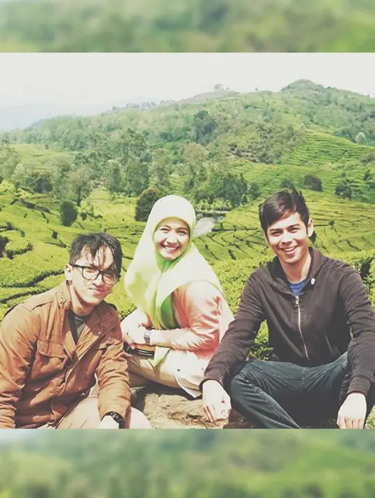 Panji Surya Sahetapy ternyata mengikuti jejak sang ayah, Ray Sahetapy. Pemuda yang disapa Surya itu ikut bermain dalam film AISYAH: Biarkan Kami Bersaudara yang dibintangi Laudya Cynthia Bella. (instagram.com/suryasahetapy)