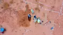 Foto dari udara memperlihatkan tim pakar bekerja di lokasi kuburan massal di Kota Tarhuna, Libya, Selasa (23/6/2020). Direktur Departemen Pencarian Jasad Lutfi Al-Misurati mengatakan 10 jasad tak dikenal ditemukan di kuburan massal Kota Tarhuna. (Xinhua/Hamza Turkia)