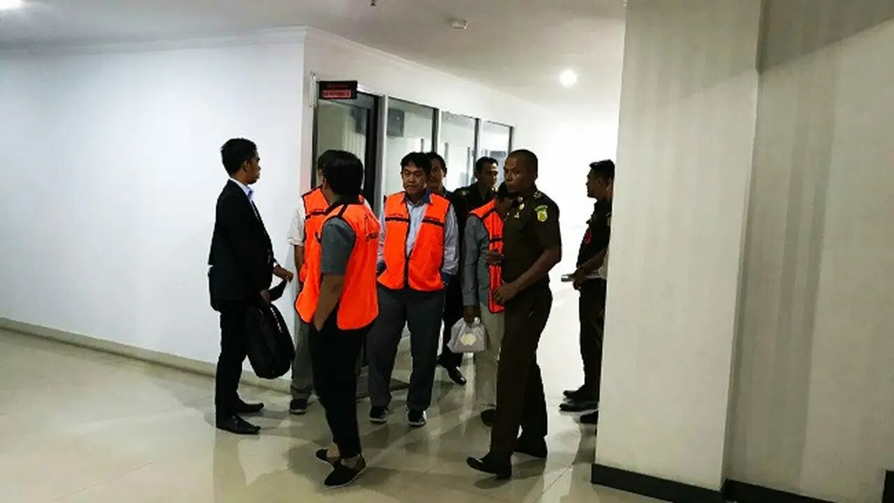 Tiga dokter spesialis terjerat korupsi pengadaan alat kesehatan mengenakan baju tahanan sebelum ditahan kejaksaan.