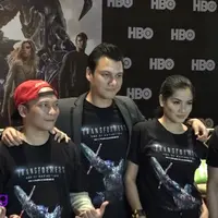 Titi Kamal dan Cristian Sugiono menjajal profesi baru sebagai dubber untuk film Transformers.