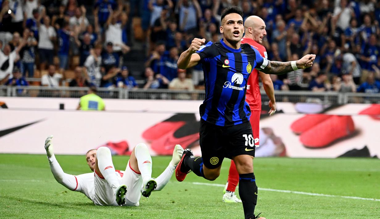Pemain Inter Milan, Lautaro Martinez, melakukan selebrasi setelah mencetak gol ke gawang Monza pada laga perdana Serie A musim 2023/2024 di Stadion Giuseppe Meazza, Minggu (20/8/2023). Inter Milan menang dengan skor 2-0. (AFP/Isabella Bonotto)