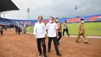 Presiden Jokowi meninjau langsung kondisi Stadion Kanjuruhan di Kabupaten Malang, Rabu (5/10/2022). (AFP/Handout/Indonesia Presidential Palace)