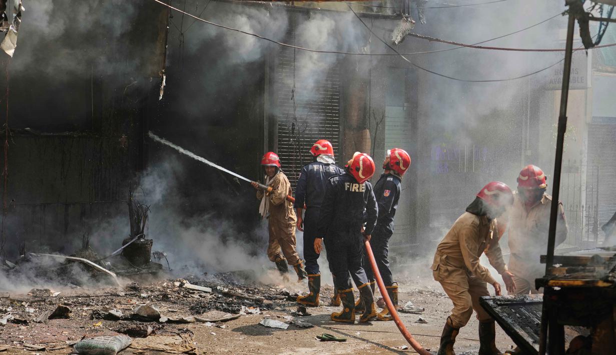 Petugas pemadam kebakaran memadamkan api yang membakar sebuah hotel di New Delhi, India, Rabu 3 Juni 2026. (AP Photo/Manish Swarup)