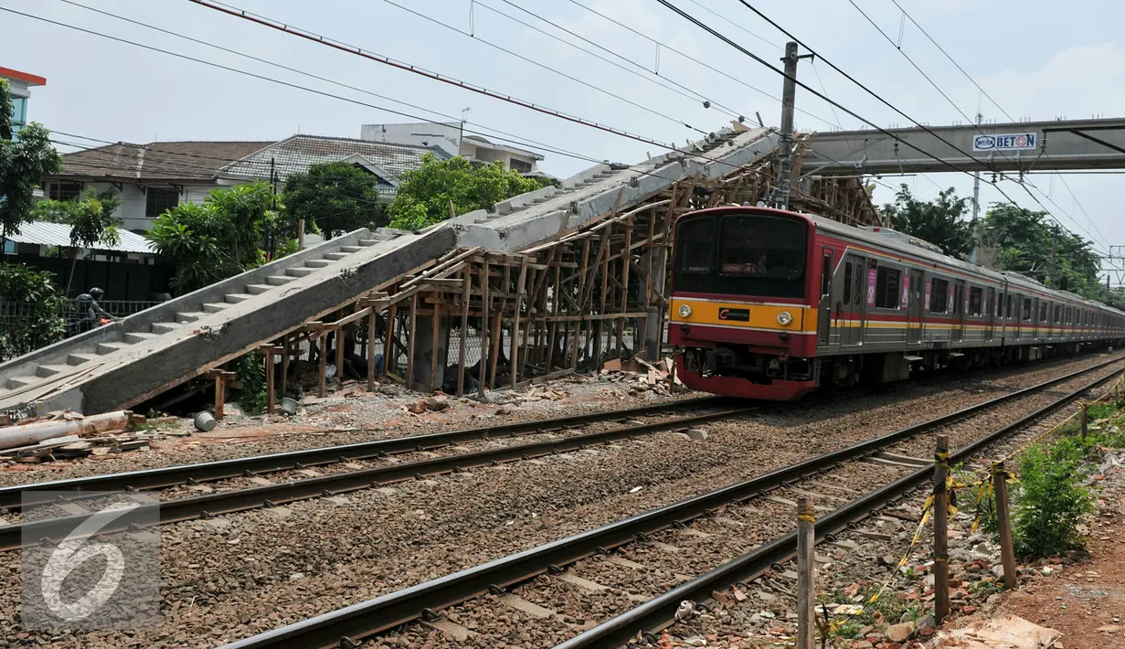 Proyek pembangunan jembatan penyeberangan orang (JPO) di Stasiun Pasar Minggu Baru, Jakarta (30/11). Proyek yang menghabiskan dana APBD sekitar Rp 800 juta merupakan upaya mengurangi angka kecelakaan di lintasan kereta api. (Liputan6.com/Yoppy Renato)