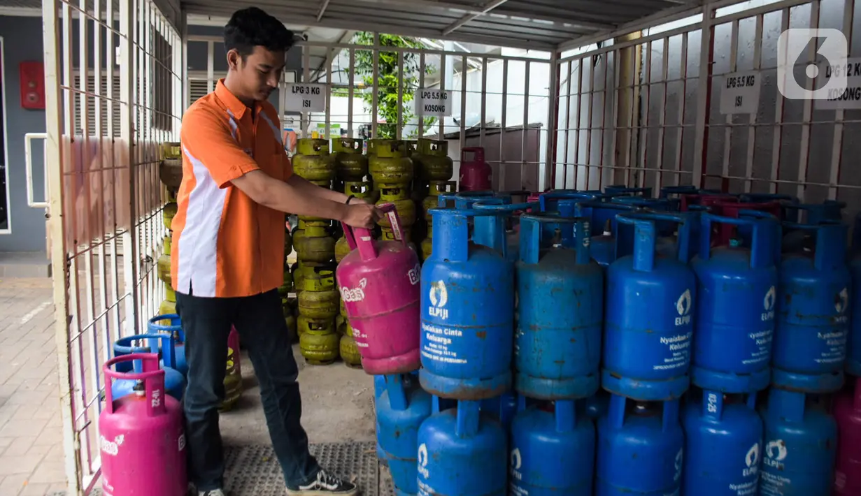 Petugas merapikan bright gas 5,5 kg dan 12 kg di SPBU Cikini, Jakarta, Rabu (8/4/2020). PT Pertamina (Persero) melalui MOR III mencatat peningkatan konsumsi LPG nonsubsidi rumah tangga sebesar 25 persen di wilayah DKI Jakarta, Jawa Barat, dan Banten dalam sepekan terakhir.(Liputan6.com/Angga Yuniar)
