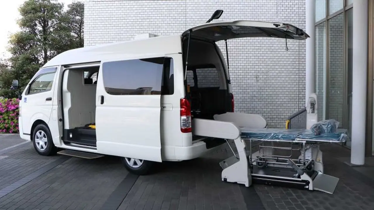 Toyota Modifikasi Hiace Untuk Angkut Pasien Serius (Motor1)
