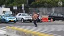 Warga menyebrang jalan Sudirman di kawasan Tosari, Jakarta, Jumat (14/12). Penggunaan pelican crossing di kawasan ini menggantikan fungsi Jembatan Penyebrangan Orang (JPO) Tosari yang akan dibongkar. (Liputan6.com/Helmi Fithriansyah)