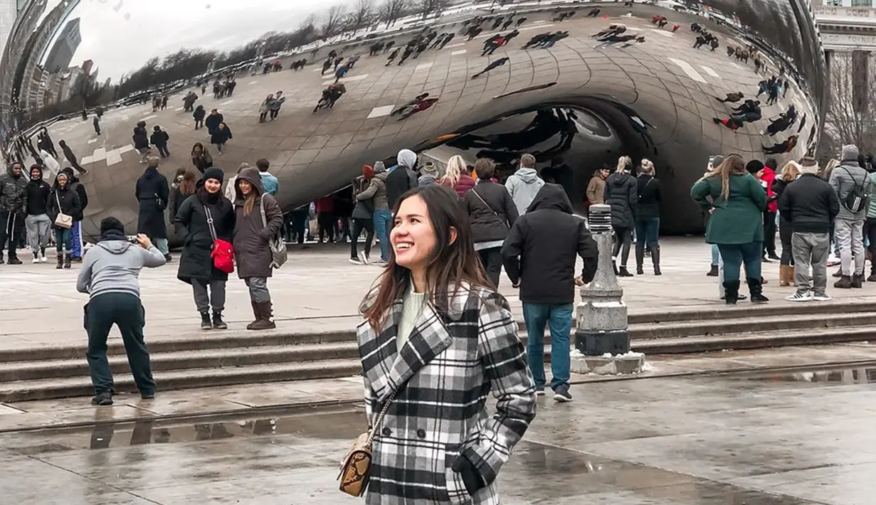 Michelle Joan selalu berhasil memadu padankan pakaian yang ia kenakan dengan background foto di ruang publik. Gaya pemilik 3,4 juta followers di Instagram selalu kece untuk dipandang. (Liputan6.com/IG/@michellejoan_)