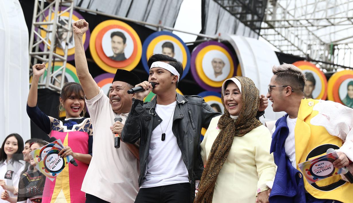 Penampilan penyanyi Rizky Febian bersama pemain Orang Kampung Dukuh saat Meet and Greet Sinemart All Star di kawasan Bintaro, Tanggerang Selatan, Senin (20/2). (Liputan6.com/Herman Zakharia)