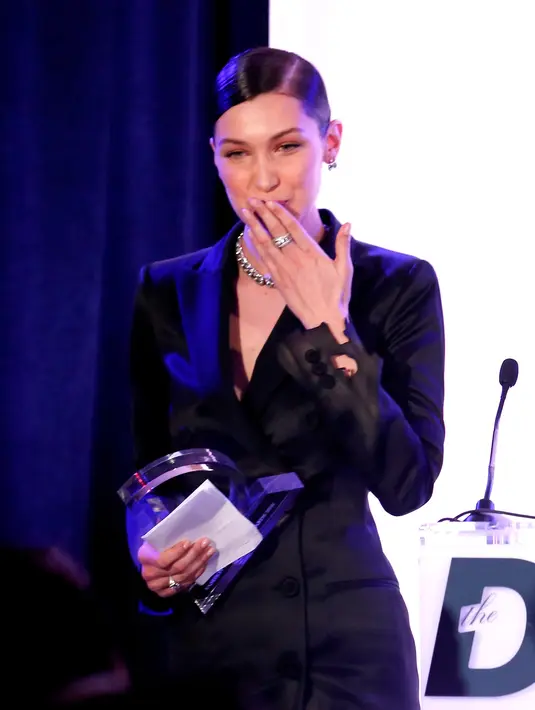 Bella Hadid sempat menangis karena dirinya tak menyangka bisa didapuk menjadi model termuda di Vogue Magazines. Bella pun merasa bangga dengan hasil jerih payahnya yang serius mendalami dunia modeling. (AFP/Bintang.com)